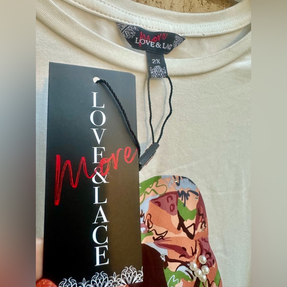 LOVE & LACE GRAPHIC T-SHIRT - Picture 7 of 10